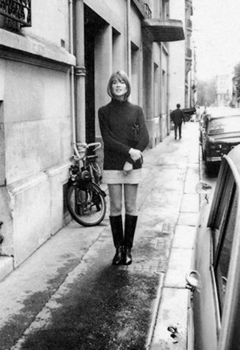 Francoise Hardy Style, Beatnik Style, French New Wave, Lois Jeans, Charlotte Rampling, 60s 70s Fashion, Francoise Hardy, Walking Down The Street, Woman Walking