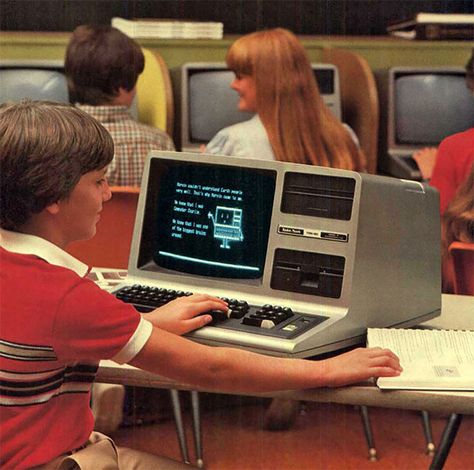 "Me & My TRS-80": Kids And Their Computers In The 1980s – Design You Trust Pictures Of Women, Vintage Computer, Kids Computer, Rare Historical Photos, Dangerous Minds, Old Technology, Great Inventions, Floppy Disk, Old Computers