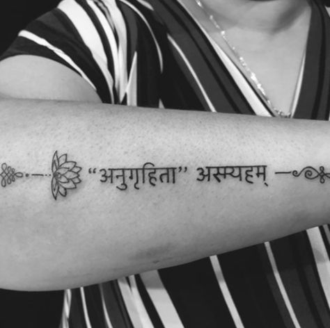 42 Powerful Sanskrit Tattoo Ideas with Deep Meanings - Fashion Enzyme Sanskrit Tattoo Ideas, Words Tattoo, Family Quotes Tattoos, Faith Tattoo On Wrist, Mantra Tattoo, Sanskrit Tattoo, Hamsa Tattoo, Shiva Tattoo Design, Tattoo Inspiration Men