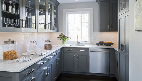 Chic gray kitchens to love: http://www.stylemepretty.com/collection/2748/ Small U Shaped Kitchen, Model Dapur, Light Grey Kitchens, Серая Кухня, Grey Kitchen Designs, Gray And White Kitchen, Decor Ikea, Gray Cabinets, U Shaped Kitchen