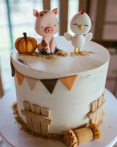 Cake With Farm Animals, Animal Farm Cake Ideas, Simple Cow Cake Ideas, Simple Farm Birthday Cake, Farm Birthday Cake Ideas, Animals Cakes Birthday, Birthday Cake Farm Theme, Farm Animal Cakes For Kids, Farm Baby Shower Cake