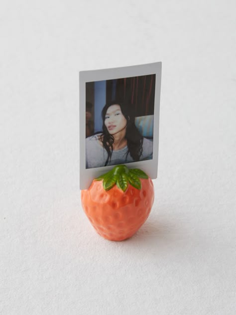 Ceramic Photo Stand, Ceramic Photo Holder, Strawberry Silhouette, Strawberry Photo, Woodworking Projects Unique, Clay Inspo, Photo Stand, Clay Magnets, Diy Air Dry Clay