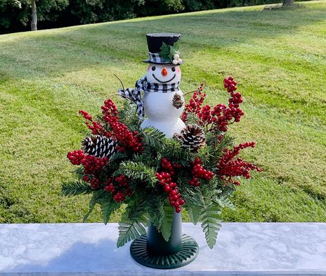 Winter Flowers For Cemetery, Christmas Flower Arrangements For Graves, Winter Cemetery Arrangements, Christmas Grave Decorations Cemetery, Gravesite Decorations Diy, Grave Flowers Arrangements, Unusual Flower Arrangements, Christmas Grave Flowers, Christmas Cemetery Flowers