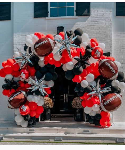 Football Balloon Arch, Football Balloon Garland, Football Party Balloons, Gameday Party, Football Balloons, Ga Bulldogs, Football Theme Party, Jumbo Balloons, Football Themes