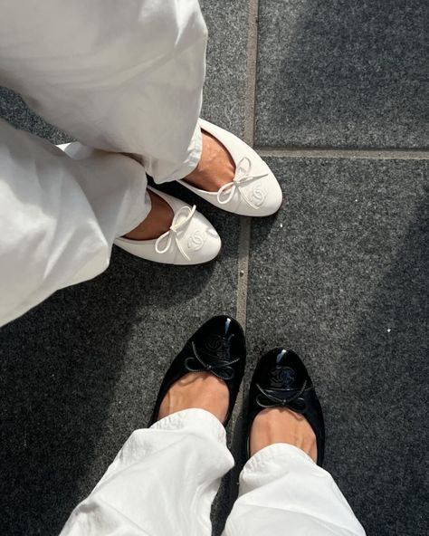 The 25 French Wardrobe Basics To Achieve Effortless Parisian Style Amalie Star, French Wardrobe Essentials, French Wardrobe Basics, French Style Icons, White Ballet Flats, Ballet Flats Outfit, French Wardrobe, Chanel Flats, Ootd Women