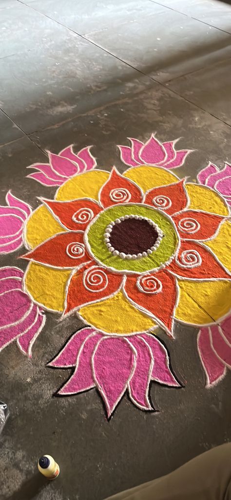 Flower Kolam Design, Easy And Simple Rangoli Designs, Diwali Pics, Peacock Rangoli Designs, Flower Sketch Pencil, Margali Kolam, Rangoli Designs For Competition, Spider Drawing, Hand Art Kids