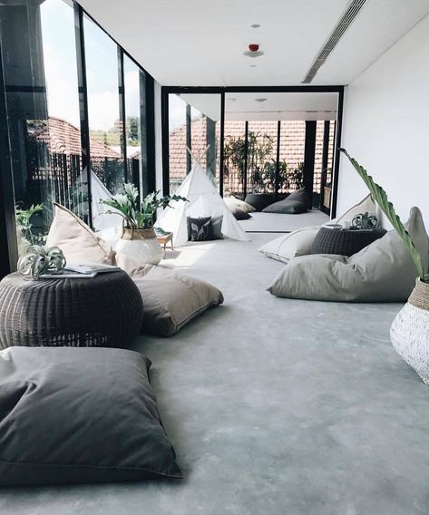 Trendy Flooring, Best Living Room Ideas, Floor Cushions Living Room, Room Ideas For Girls, Bean Bag Living Room, Floor Seating Living Room, Best Living Room, Chill Room, Lounge Design