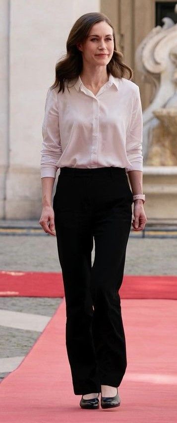 Prime minister Finland Sanna Marin, Minimal Clothes, Dramatic Classic, Women Leaders, Business Casual Outfits, Fashion Classy, Smart Casual, Role Models, Capsule Wardrobe