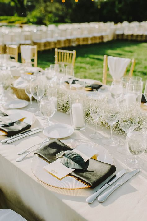 Ahhhh babys breath has done it again! This ultra elegant wedding at Chateau St Jean Winery is litterally filled with this pretty detail! Gypsophila is making a stylish comeback, and this wedding is showing us how. | L'Relyea Events featured on Ruffled Timeless Wedding Decor, White Weddings Reception, Modern Centerpieces, White Wedding Theme, Modern Wedding Decor, All White Wedding, Minneapolis Wedding, Wedding Event Design, Wedding Tables