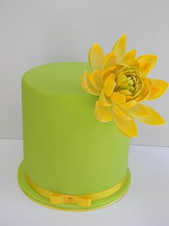 Tropical neon green cake with yellow water lily - by Just call me Martha Neon Green Cake, Yellow Flower Cake, Flower Cake Ideas, Extravagant Cakes, Birthday Cake Roses, Neon Cakes, Thomas Cakes, Lime Cake, Garden Cakes