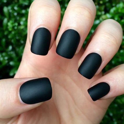 Matte Black Nails That Will Make You Thrilled ★ See more: https://glaminati.com/matte-black-nails/ Black Color Nails, Matte Nail Polish Colors, Matte Black Nail Polish, Manicure Natural, Emerald Nails, Nagellack Trends, Matte Black Nails, Matte Nail Polish, Nails Matte