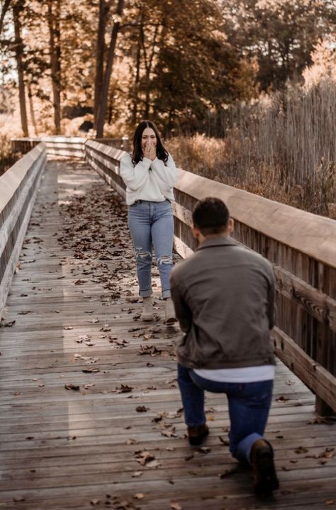 Cozy Proposal Ideas, Bridge Proposal Ideas, Fall Proposal Pictures, Surprise Engagement Photo Shoot, Fall Proposal Ideas Engagement, Fall Proposal Outfit, Proposal Photos Surprise, Proposal Pictures Photography, Cute Proposal Ideas Engagement