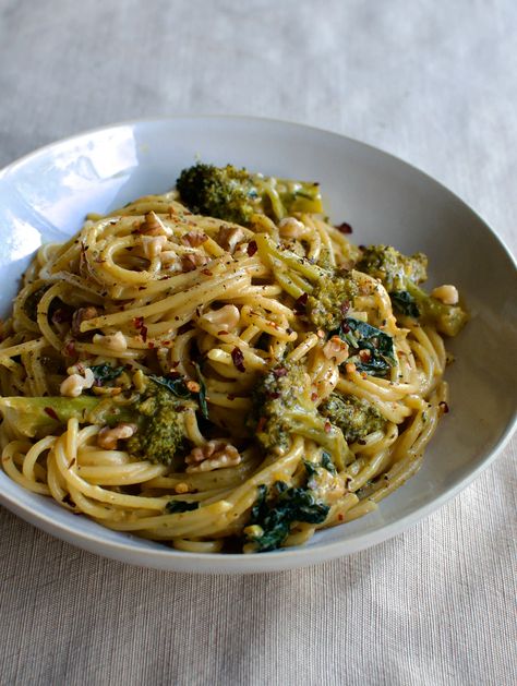 Love and lemon broccoli spaghetti - by Anisha Chandra Broccoli Spaghetti, Lemon Broccoli, Romantic Meals, Broccoli Pasta, Eating Alone, Lunch Recipes Healthy, Roasted Broccoli, Vegan Pasta, Spaghetti Recipes