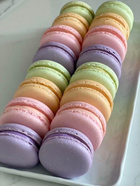 Desserts To Draw, Macaron Display Ideas, Cake Designs Aesthetic, Aesthetic Macarons, Sakura Food, Coquette Food, Macaron Display, Pastel Macarons, Ramen Recipes Easy