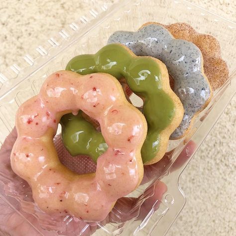 Mochi Donut Aesthetic, Cute Cafe Food, Matcha Donut, Matcha Black Sesame, Cute Japanese Food, Mochi Donut, Strawberry Donut, Strawberry Matcha, Cute Baking