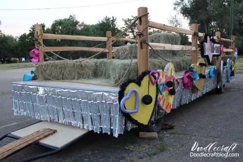 Cowboy Themed Parade Float, Western Theme Parade Float Ideas, Thanksgiving Parade Floats, Parade Float Theme, Beach Floats, Homecoming Floats, Christmas Parade Floats, Stitch Box, Pioneer Day