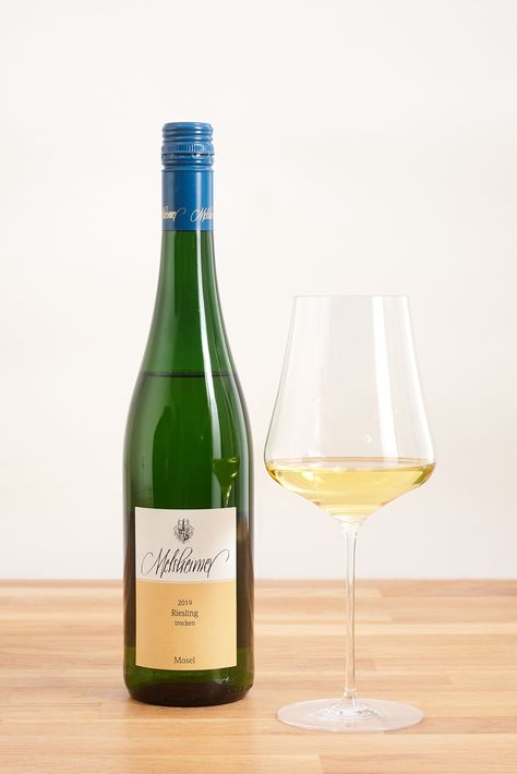 MELSHEIMER - RIESLING TROCKEN 2019 Typical Mosel Riesling dry with a lot of depth and great minerality from Biodynamik Pionier Thorsten Melsheimer from the Moselle! Fresh, spicy Riesling with elegant fruit and beautiful herbal notes. The minerality is present and yet not intrusive. Nuances of earth and some baked bread add an interesting note. Riesling made from slate steep slopes at a high level and at an unbeatable price. Riesling, Wine Cocktails, Bread Baking, White Wine, Alcoholic Drinks, Wine, Drinks, Fruit