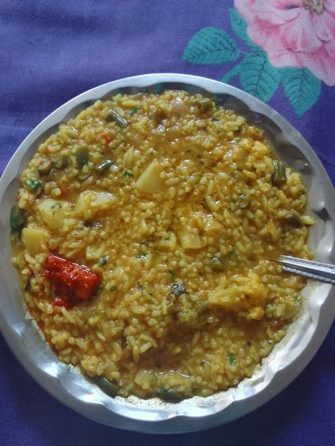 Khichdi Snap, Daliya Khichdi, Moong Dal Khichdi, Dal Khichdi, Foodie Pics, Breakfast Recipes Indian, I Love Her Quotes, Moong Dal, Recipes Indian