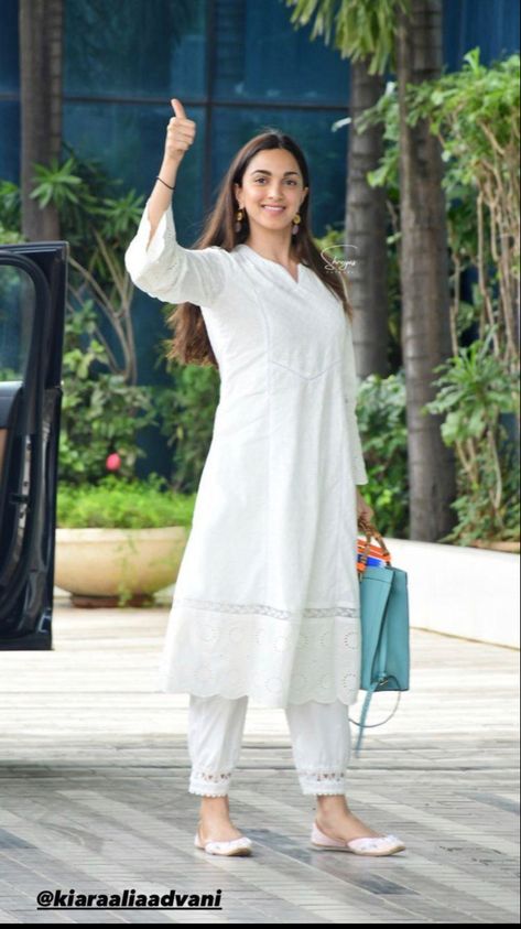 Summer Indian Outfits Casual, Kiara Advani Kurti Outfits, Kiara Advani Outfits Indian Kurti, White Suits For Women Indian Casual, White Kurta Sets For Women, White Kurti Outfit, White Suits For Women Indian, Kiara Advani Outfits, Kurta Styling