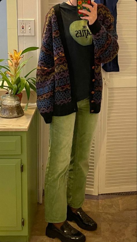 Courdory Vest Outfit, Comfy Vintage Outfit, Kurtis Conner Outfits, Grandpa Cardigan Outfit, Green Cardigan Outfit Aesthetic, Grandpa Style Aesthetic, Grandpacore Outfit, Fall Outfits Hippie, Grandpa Outfit Aesthetic