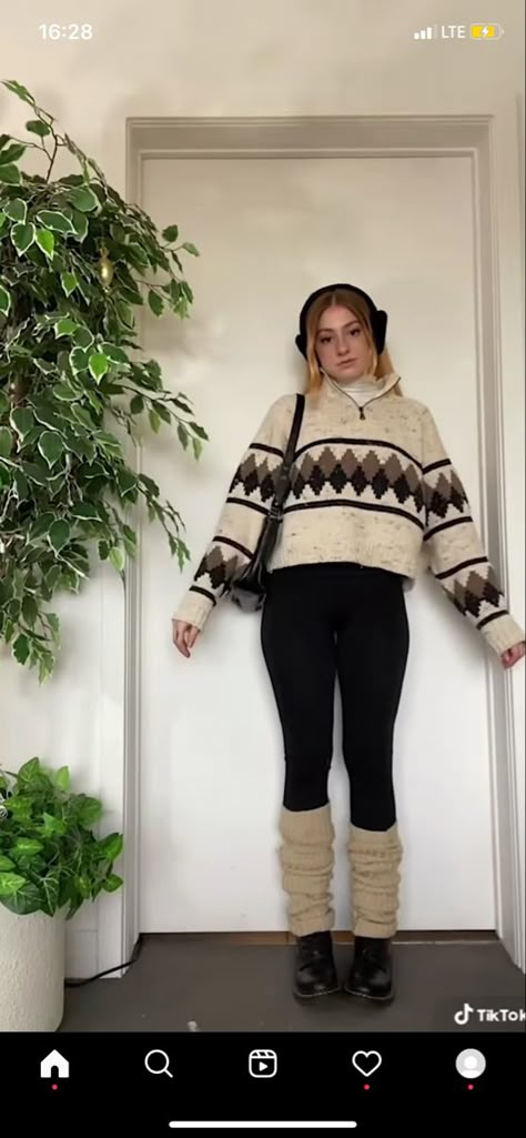 Leggings With Chunky Socks, Leg Warmer With Leggings, Casual Outfits With Leg Warmers, Legging And Leg Warmers Outfit, Winter Park Outfits, Cute Winter Outfits Leg Warmers, Leg Warmer Aesthetic Outfit, Outfits With Leg Warmers And Leggings, Ways To Style Leg Warmers