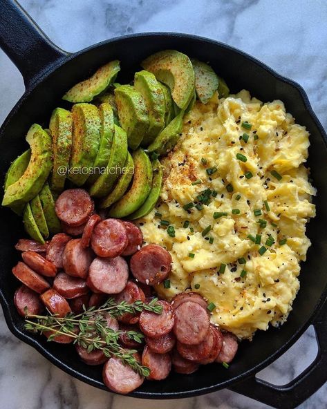 Healthy Food Dairy Free, Potato And Tuna Recipes, Wl Food, Egg Meals, Salsa Avocado, Crunchy Veggies, Mozzarella Balls, Plats Healthy, Breakfast Skillet