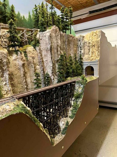 O / On30 layout update - Bill's - Model railroad layouts plansModel railroad layouts plans Shelves Layout, Mountain Garden, Ho Scale Train Layout, N Scale Model Trains, Ho Model Trains, Model Railway Track Plans, Garden Railway, Train Miniature, Ho Scale Trains