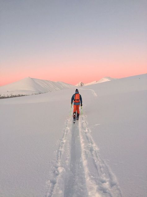 Backcountry Skiing Aesthetic, Ski Touring Aesthetic, Ski Town Aesthetic, Ski Lodge Aesthetic, Helicopter Skiing, Skiing Photography, Snow Sunset, Skincare Accessories, Skiing Aesthetic