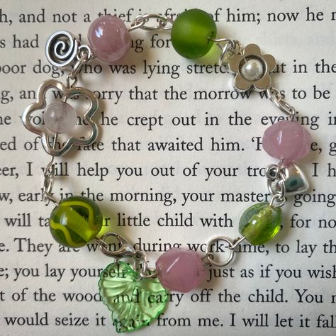 Pink Green Cottagecore, Pink And Green Bead Bracelet, Cute Green Bracelet, Pink And Green Beaded Necklace, Pink And Green Beaded Bracelets, Green And Pink Jewellery, Green And Pink Bracelet, Pink Green Brown Aesthetic, Green Bracelet Aesthetic