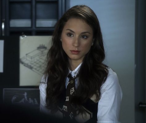 Troian bellisario as spencer hastings in season 1 episode 8 of pretty little liars Spencer Pll, Pretty Little Liars Spencer, Troian Bellisario, Spencer Hastings, Rory Gilmore, Messy Hairstyles, Pretty Little Liars, Season 1, Role Models