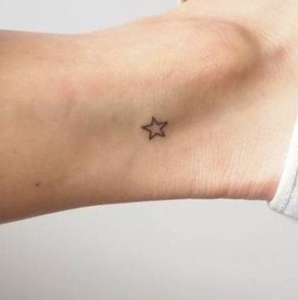 Star Simple Tattoo, Star Ankle Tattoo, Star Simple, Minimal Tattoo Ideas, Small Star Tattoos, Tattoo Tiny, Literary Tattoos, Triangle Tattoos, Star Tattoo