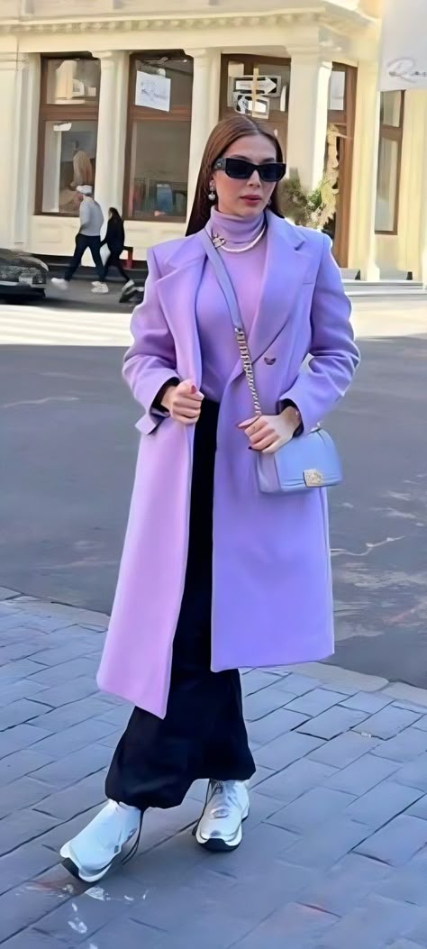 Lilac Coat Outfit Winter, Purple Coat Outfit Winter, Blazer Lila Outfits, Lawer Outfits, Purple Coat Outfit, Purple Blazer Outfit, Chic Capsule Wardrobe, Winter Fashion Looks, Winter Coat Outfits