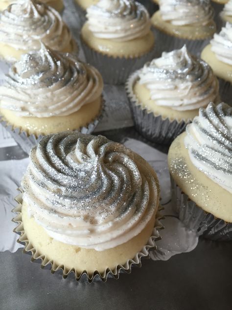 Silver And White Dessert Table, Silver Theme Party Decoration Table, White And Silver Disco Party, Silver Foods For Party, Disco Party Cupcakes, Disco Cupcakes Ideas, Silver Cake Ideas Birthdays, Silver And White Birthday Cake, Silver Bday Decor