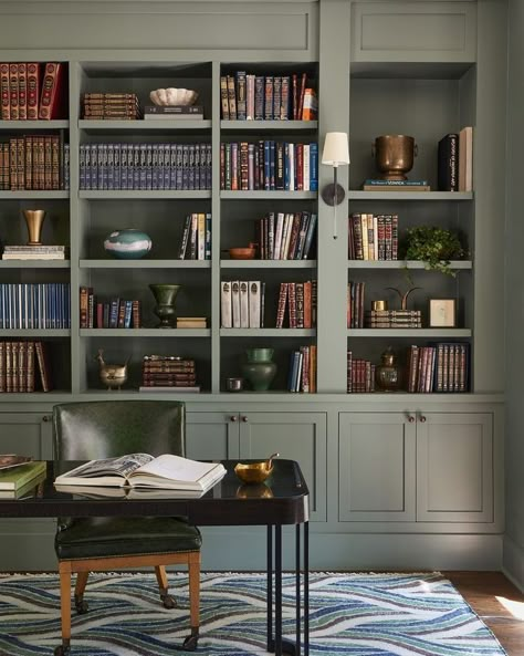 House Beautiful (@housebeautiful) • Instagram photos and videos Green Bookshelves, Console Diy, Green Shelves, Home Library Rooms, Room Bookshelf, Office Built Ins, Home Office Library, Library Office, Green Office