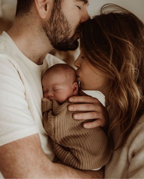 Family Photoshoot With 2 Month Old, Family Photoshoot With 6 Month Old, Family Newborn Christmas Photos, Newborn Christmas Family Photos, 3 Month Old Family Pictures, 2 Months Old Baby Photoshoot, Newborn Christmas Photos, 2 Month Old Baby, 2 Months Old