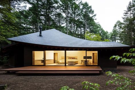 Modern Japanese House, Houses In Japan, Karuizawa, Organic Architecture, Japanese Architecture, Four Leaves, Nagano, Roof Design, Japanese House