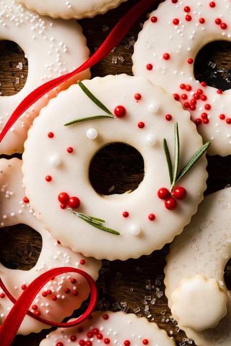 Spiral Christmas Cookies, Cute Cookies Christmas, Christmas Bakes Gifts, Christmas Lemon Cookies, Fruity Christmas Cookies, Christmas Cookie Photography, Christmas Cookie Box Recipes, Classic Christmas Cookies Recipes, Holiday Cookie Ideas