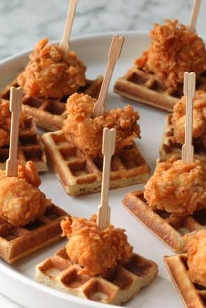 Mini Appetizers, Christmas Appetizers Party, Fingerfood Party, Best Appetizer Recipes, Birthday Brunch, Christmas Brunch, Holiday Appetizers, Snacks Für Party, Chicken And Waffles