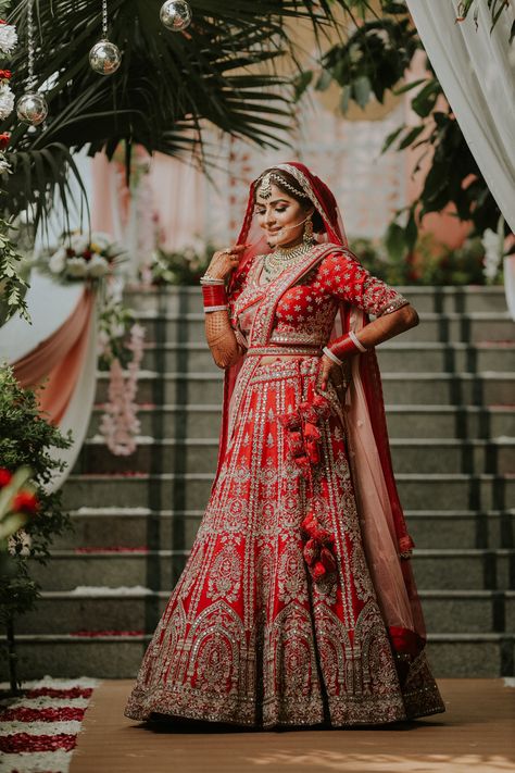 Bride Single Poses Indian, Wedding Bride Poses Bridal Portraits, Bridal Single Poses, Bride Photo Poses Bridal Portraits, Bridal Solo Poses, Muslim Bride Poses, Bridal Shoot Poses Indian, Dulhan Single Pose, Bride Single Poses