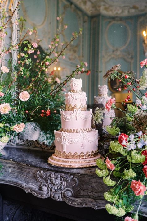 English Manor Wedding, Rococo Wedding Theme, Cottagecore Cake, Rococo Wedding, Coquette Wedding, Castle Wedding Cake, Vintage Glamour Wedding, Buffet Wedding, Catering Buffet