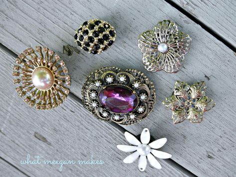 Old Jewelry Crafts, Selling Crafts, Vintage Jewelry Repurposed, Jewelry Wall, Vintage Jewelry Crafts, Brooch Diy, Vintage Jewelry Art, Repurposed Jewelry, Crafts To Make And Sell