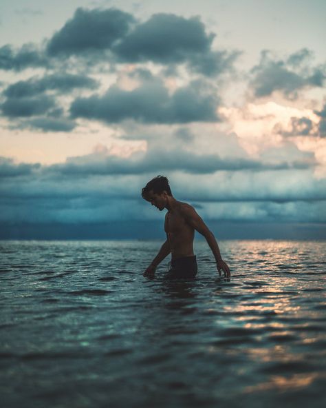 Beach Fashion Shoot, Male Portrait Poses, Pool Poses, Pool Photography, Beach Boy, Mens Photoshoot Poses, Pose Fotografi, Beach Pictures Poses, Beach Photography Poses