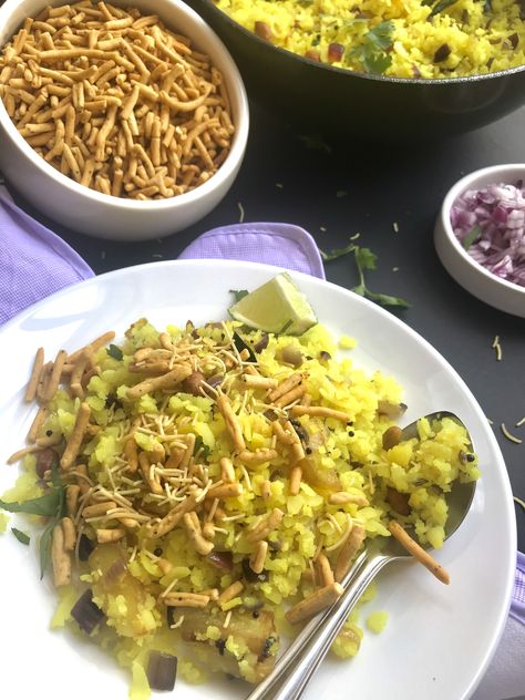 Poha - The quintessential breakfast of an Indori. Food Snapchat, Pad Thai, Handloom Saree, Breakfast Ideas, Aesthetic Pictures, Snapchat, Saree, Ethnic Recipes, Quick Saves