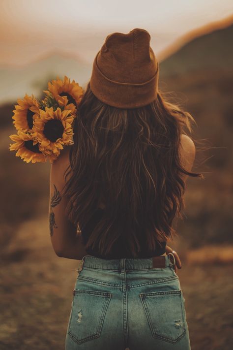 Nature Senior Photos, Individual Poses, Autumn Photography Portrait, Female Portrait Poses, Senior Photoshoot Poses, Western Photoshoot, Sunflower Photography, Friendship Photoshoot, 25k Followers