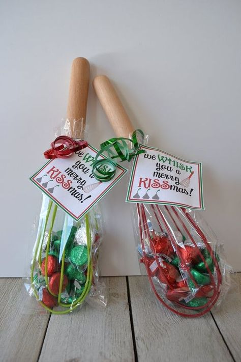 Quick Christmas Gifts, Merry Kissmas, Christmas Crafts For Gifts, Cute Christmas Gifts, Neighbor Gifts, Christmas Gift Basket, Christmas Gift Baskets, Homemade Christmas Gifts, Christmas Gifts For Mom