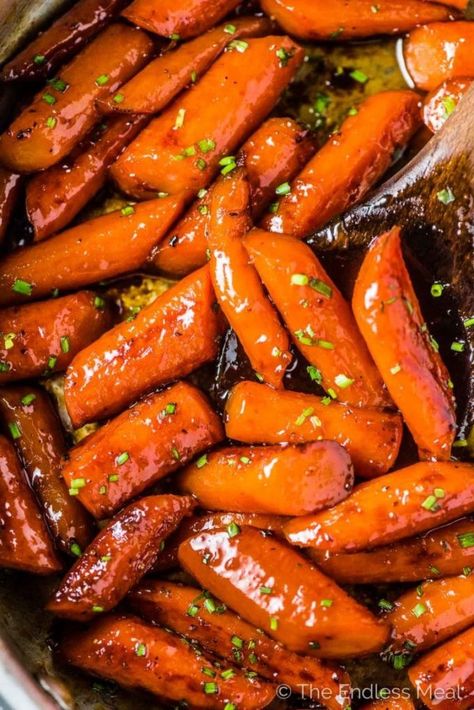 Spicy Glazed Carrots, Sweet And Spicy Carrots, Thanksgiving Board, Yummy Vegetables, Honey Carrots, Vegetable Side Dishes Healthy, Spicy Carrots, Candied Carrots, Honey Roasted Carrots