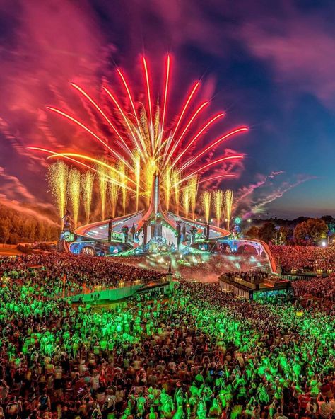 Tomorrowland 2022 The Most Beautiful Magical Mainstage 💚❤️🧡 Tomorrowland Festival, Concert Stage Design, Electronic Music Festival, Outdoor Stage, Have A Nice Trip, Dj Images, Concert Stage, Edm Festival, Music Fest