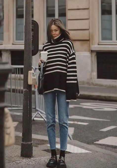 Striped Sweater Outfit, York Outfits, Loafers With Socks, 2022 Outfits, Outfits Con Jeans, Womens Winter Fashion Outfits, Color Combinations For Clothes, Sock Outfits, Winter Inspo