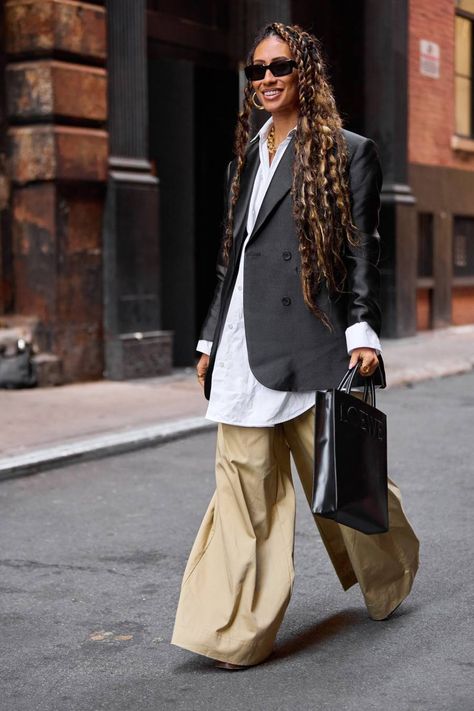 Look Jean, Walking Down The Street, New York Fashion Week Street Style, Nyfw Street Style, Outfit Jeans, Cooler Look, Looks Street Style, Street Style Trends, Street Style Inspiration