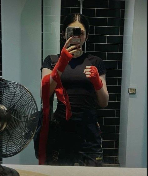 Boxing Workout Outfit, Martial Arts Outfit Women, Martial Art Women, Muay Thai Girl Aesthetic, Muay Thai Women Aesthetic, Boxing Women Aesthetic, Martial Arts Women Aesthetic, Women Boxing Aesthetic, Muay Thai Outfit